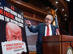 Dias atrás, os democratas ganharam muito. Agora eles estão em guerra por ‘ceder’ a Trump O congressista democrata Don Beyer (à esquerda) carrega uma caixa de comida em um carro de um banco de alimentos na Virgínia no mês passado.