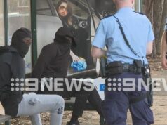 Dica dada por adolescente ajuda a interceptar um possível ‘carro matador’ enquanto o homem continua fugindo Três homens foram presos em Merrylands West.