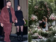 Dicionário anuncia palavra do ano – e é inspirado em Taylor Swift, Travis Kelce Uma mão colocando um bloco de madeira onde se lê