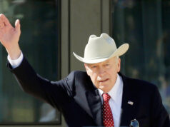 Dick Cheney, co-arquiteto da Guerra do Iraque que matou milhares de pessoas, está morto ARQUIVO - O presidente Bush e o vice-presidente Dick Cheney se abraçam após o discurso de aceitação do presidente Bush no Madison Square Garden durante a última noite da Convenção Nacional Republicana na quinta-feira, 2 de setembro de 2004, em Nova York. (Foto AP/Charles Dharapak, arquivo)