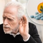 Idoso com problemas auditivos colocando a mão no ouvido.