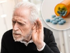 Dificuldade de audição? Viagra pode reverter parte da surdez: estudo Idoso com problemas auditivos colocando a mão no ouvido.
