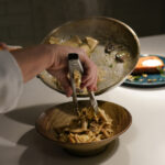 ARQUIVO - O caixa Josh Jimenez coloca um ovo à venda em um supermercado na sexta-feira, 7 de fevereiro de 2025, em Dallas. (AP Photo/LM Otero, Arquivo)