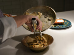 Diga ciao às massas italianas, graças a Trump ARQUIVO - O caixa Josh Jimenez coloca um ovo à venda em um supermercado na sexta-feira, 7 de fevereiro de 2025, em Dallas. (AP Photo/LM Otero, Arquivo)