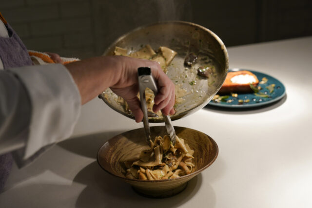 ARQUIVO - O caixa Josh Jimenez coloca um ovo à venda em um supermercado na sexta-feira, 7 de fevereiro de 2025, em Dallas. (AP Photo/LM Otero, Arquivo)