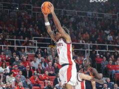 Dillon Mitchell do St. John desperta a fisicalidade defensiva que Rick Pitino estava esperando O atacante do St. John's Red Storm, Dillon Mitchell (1), pega o rebote no primeiro tempo contra o Bucknell Bison na Carnesecca Arena.