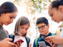 Dinamarca deve limitar redes sociais para crianças menores de 15 anos Caroline Stage Olsen, Ministra Dinamarquesa da Digitalização, lidera uma conferência de imprensa sobre um novo acordo político para uma melhor proteção de crianças e jovens online.