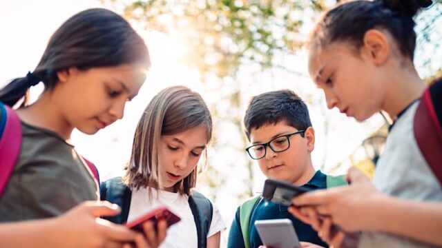 Dinamarca deve limitar redes sociais para crianças menores de 15 Caroline Stage Olsen, Ministra Dinamarquesa da Digitalização, lidera uma conferência de imprensa sobre um novo acordo político para uma melhor proteção de crianças e jovens online.