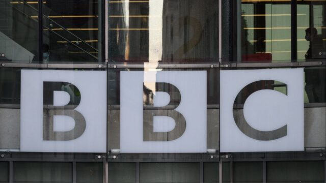 Diretor geral da BBC e CEO de notícias renunciam após BBC