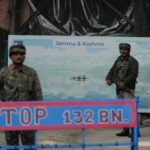 Investigadores examinam o local da explosão do carro na segunda-feira, perto do histórico Forte Vermelho, em Nova Delhi, Índia, terça-feira, 11 de novembro de 2025. (AP Photo)