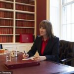 Rachel Reeves dando os retoques finais ontem em seu orçamento decisivo