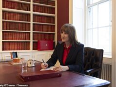 Doações de £ 14.000 para 18.000 famílias: o orçamento de Rachel Reeves aumentará os impostos para financiar benefícios inesperados – custando ao ganhador médio £ 2.000 Rachel Reeves dando os retoques finais ontem em seu orçamento decisivo