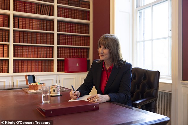 Doações de £ 14.000 para 18.000 famílias: o orçamento de Rachel Reeves dando os retoques finais ontem em seu orçamento decisivo