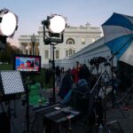 Doações para salões de baile da Ala Leste feitas por proprietários de empresas criam momentos estranhos para os meios de comunicação