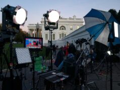 Doações para salões de baile da Ala Leste feitas por proprietários de empresas criam momentos estranhos para os meios de comunicação Doações para salões de baile da Ala Leste feitas por proprietários de empresas criam momentos estranhos para os meios de comunicação