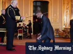 Dobre os joelhos como Beckham: o grande jogador do futebol é nomeado cavaleiro pelo rei Carlos III Sir David Beckham é nomeado Cavaleiro Bacharel pelo Rei Carlos III durante uma cerimônia de investidura no Castelo de Windsor.