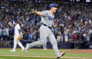 Dodgers se reúnem para vencer Blue Jays no jogo 7 e se tornam campeões pela primeira vez em 25 anos Dodgers se reúnem para vencer Blue Jays no jogo 7 e se tornam campeões pela primeira vez em 25 anos
