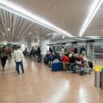 O aeroporto de Bruxelas está fechado após o suposto avistamento de um drone, disseram o serviço belga de controle de tráfego aéreo e uma porta-voz do aeroporto. Na foto: Viajantes esperam em um saguão de embarque vazio no aeroporto de Zaventem enquanto o tráfego aéreo é suspenso após um relato de avistamento de drone, em Zaventem, nos arredores de Bruxelas, em 4 de novembro de 2025