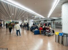 Dois aeroportos na Bélgica fecharam depois que drones foram vistos sobrevoando O aeroporto de Bruxelas está fechado após o suposto avistamento de um drone, disseram o serviço belga de controle de tráfego aéreo e uma porta-voz do aeroporto. Na foto: Viajantes esperam em um saguão de embarque vazio no aeroporto de Zaventem enquanto o tráfego aéreo é suspenso após um relato de avistamento de drone, em Zaventem, nos arredores de Bruxelas, em 4 de novembro de 2025