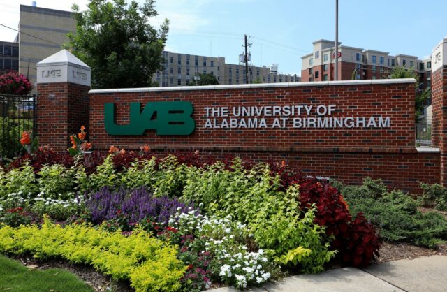 Dois jogadores de futebol da UAB esfaqueados, companheiro de equipe Dois jogadores de futebol da UAB esfaqueados, companheiro de equipe sob custódia