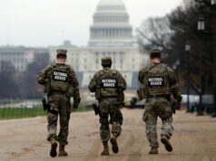 Dois membros da Guarda Nacional baleados perto da Casa Branca Patrulha da Guarda Nacional ao longo do National Mall em frente ao Capitólio, quarta-feira.