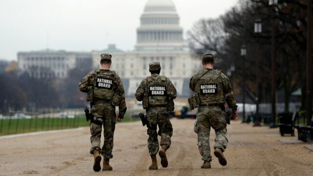 Patrulha da Guarda Nacional ao longo do National Mall em frente ao Capitólio, quarta-feira.