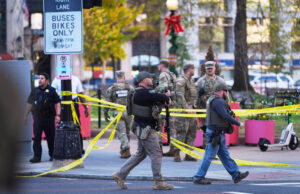 Dois membros da Guarda Nacional da Virgínia Ocidental baleados em DC morreram O pessoal de emergência isola uma área perto de onde os soldados da Guarda Nacional parecem ter sido baleados, perto da Casa Branca, na quarta-feira, 26 de novembro de 2025, em Washington. (Foto AP/Mark Schiefelbein)
