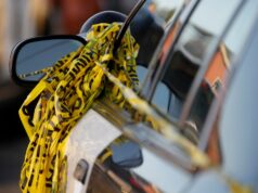 Dois mortos a tiros em estacionamento de posto de gasolina em Oakland Dois mortos a tiros em estacionamento de posto de gasolina em Oakland