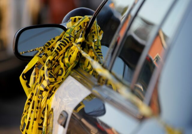 Dois mortos a tiros em estacionamento de posto de gasolina Dois mortos a tiros em estacionamento de posto de gasolina em Oakland