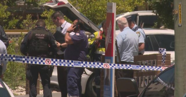 Os dois homens foram levados para a Delegacia de Polícia de Blacktown. 