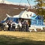 Um helicóptero da Polícia do Capitólio dos EUA é visto no National Mall evacuando uma vítima de tiroteio da Guarda Nacional