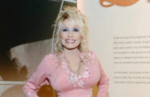 Dolly Parton compartilha mensagem de agradecimento em meio a problemas de saúde Dolly Parton momentos mais caridosos