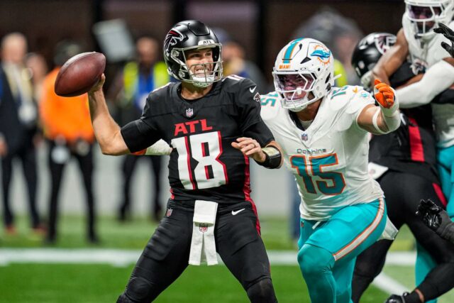 Dolphins trocam Jaelan Phillips pelos Eagles enquanto a liquidação começa O erback Kirk Cousins (18) passa sob pressão do linebacker do Miami Dolphins Jaelan Phillips (15) durante o primeiro quarto no Mercedes-Benz Stadium.