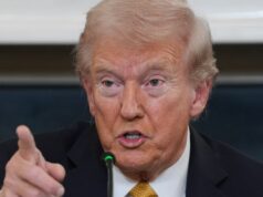 Donald Trump dá uma reviravolta impressionante nos arquivos de Epstein O presidente Donald Trump responde a perguntas de repórteres durante uma mesa redonda sobre cartéis criminosos no State Dining Room da Casa Branca, quinta-feira, 23 de outubro de 2025, em Washington. (Foto AP/Evan Vucci)