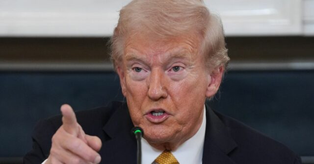 O presidente Donald Trump responde a perguntas de repórteres durante uma mesa redonda sobre cartéis criminosos no State Dining Room da Casa Branca, quinta-feira, 23 de outubro de 2025, em Washington. (Foto AP/Evan Vucci)