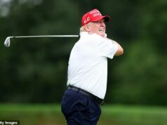 Donald Trump dá uma tacada de golfe insana durante a rodada com Brooks Koepka e Wayne Gretzky Donald Trump mostrou seu talento impressionante no campo de golfe mais uma vez esta semana