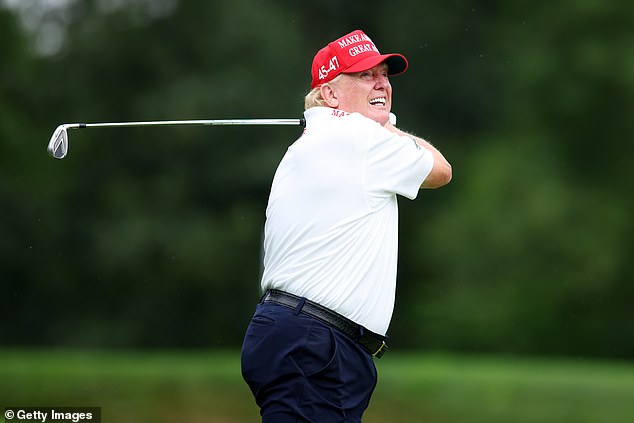 Donald Trump dá uma tacada de golfe insana durante a Donald Trump mostrou seu talento impressionante no campo de golfe mais uma vez esta semana