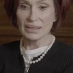 Sharon Osbourne, 73, ficou com os olhos marejados durante um podcast na quarta-feira durante a reprodução de uma mensagem de voz do presidente Donald Trump, 79, após a morte de seu marido Ozzy Osbourne no verão passado