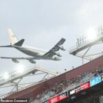 O Força Aérea Um voou baixo sobre o Northwest Stadium no primeiro quarto de Commanders vs Lions