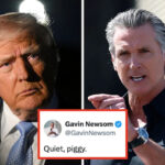 Pessoa gesticulando enquanto fala com repórteres em uma aeronave, perto de uma tela com selo. Repórteres seguram microfones e dispositivos durante a entrevista