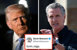Donald Trump vai odiar o que Gavin Newsom está fazendo com ele por causa de seu comentário sobre “Quiet Piggy” Pessoa gesticulando enquanto fala com repórteres em uma aeronave, perto de uma tela com selo. Repórteres seguram microfones e dispositivos durante a entrevista