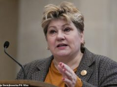 Donald recebeu passe livre dos parlamentares trabalhistas sobre o acordo de paz com a Ucrânia. Por que eles estão tão molhados? QUENTIN LETTS assiste PMQs… Até Dame Emily Thornberry deu ao presidente dos EUA, Donald Trump, uma jornada fácil