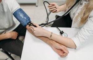 Dor crônica pode aumentar o risco de hipertensão em adultos pressão arterial