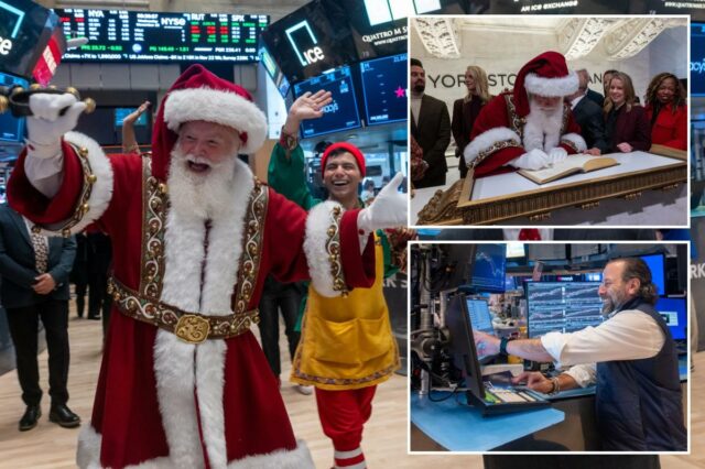 Papai Noel e um elfo tocando sinos na Bolsa de Valores de Nova York.
