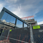 DraftKings lançará apostas esportivas móveis no Missouri. Edifício da marca DraftKings, com grandes janelas. Do lado de fora do prédio há uma cerca.