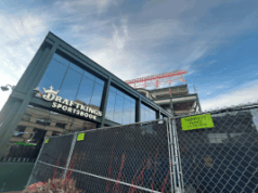 DraftKings lançará apostas esportivas móveis no Missouri em 1º de dezembro DraftKings lançará apostas esportivas móveis no Missouri. Edifício da marca DraftKings, com grandes janelas. Do lado de fora do prédio há uma cerca.