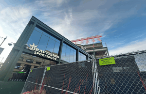 DraftKings lançará apostas esportivas móveis no Missouri em 1º de dezembro DraftKings lançará apostas esportivas móveis no Missouri. Edifício da marca DraftKings, com grandes janelas. Do lado de fora do prédio há uma cerca.