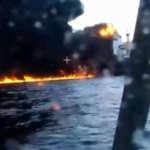 Os bombeiros apagaram um incêndio após um ataque russo em Vyshgorod, nos arredores de Kiev, no domingo.