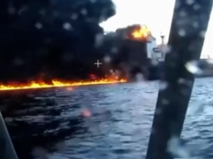 Drones navais ucranianos atingiram dois petroleiros russos da ‘frota sombra’ Os bombeiros apagaram um incêndio após um ataque russo em Vyshgorod, nos arredores de Kiev, no domingo.