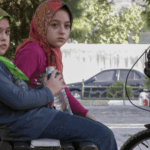 Duas irmãs iranianas se transformam em mulheres politicamente conscientes nos 18 anos de filmagens caseiras que se tornaram 'All My Sisters' de Massoud Bakhshi